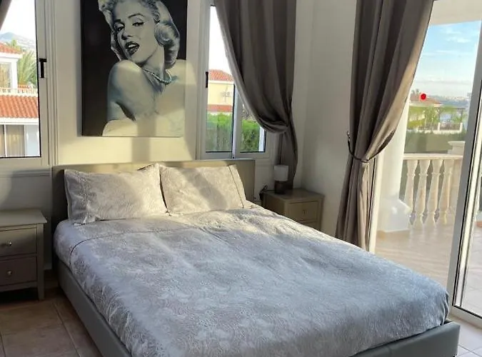 Kristin, Coral Bay * بييا