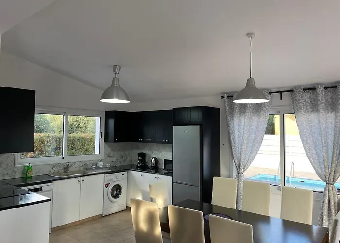 Kristin, Coral Bay فيلة