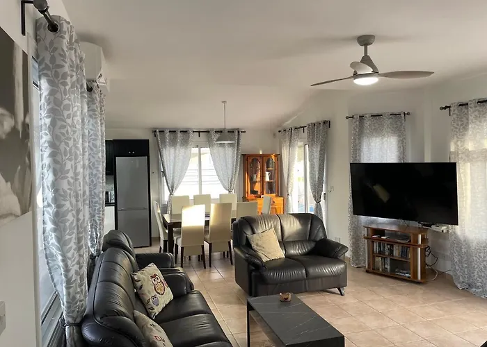 Kristin, Coral Bay فيلة