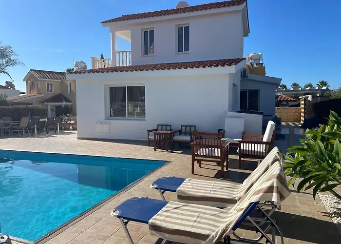 Kristin, Coral Bay Villa Peyia